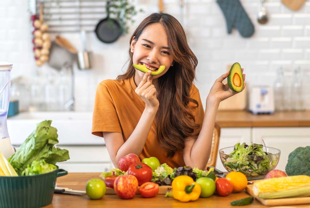 Junge Frau mit Gemüse und Obst